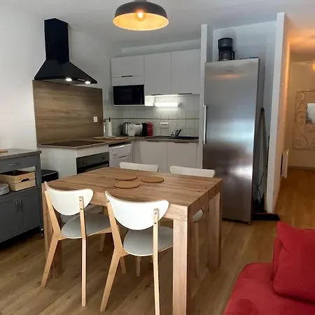 T3 Centre Avec Parking, Balcon Et Wifi. 5p.