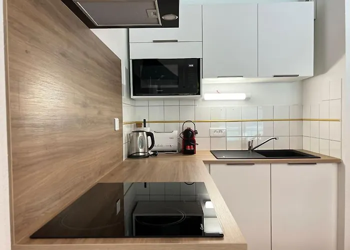 T3 Centre Avec Parking, Balcon Et Wifi. 5p. *